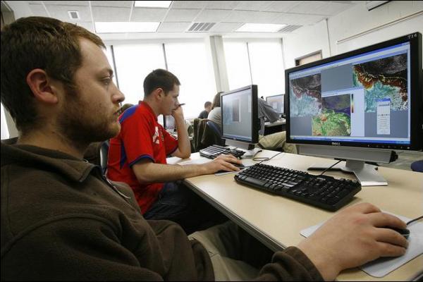 Students in the DGL using remote sensing software