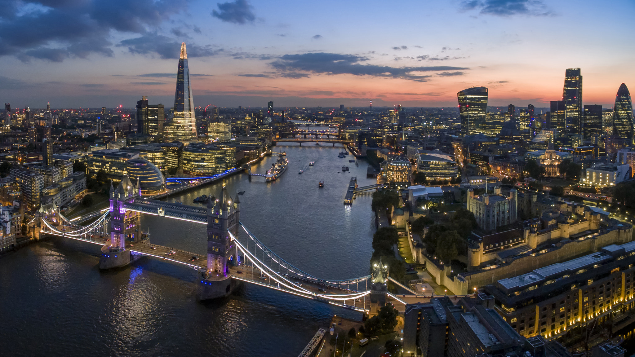 London skyline at dusk   Photo by Ilya Grigorik