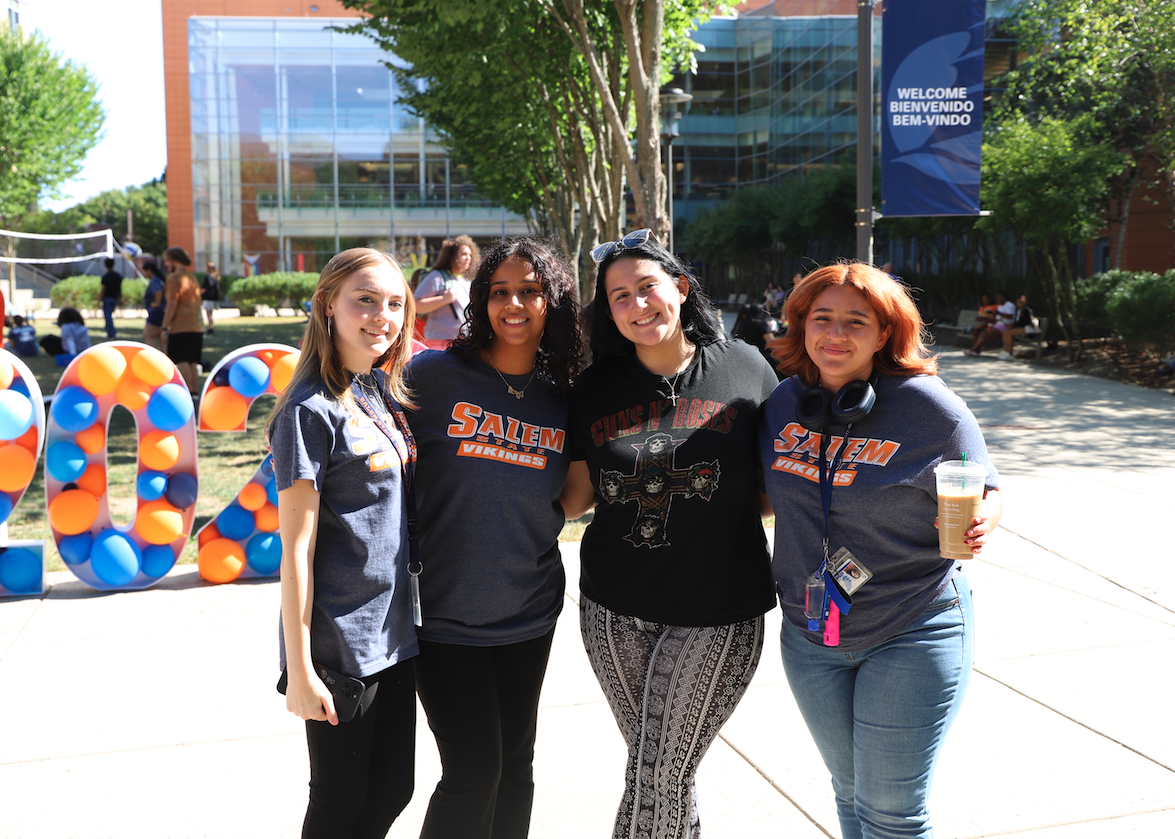 Welcome Week Group Photo