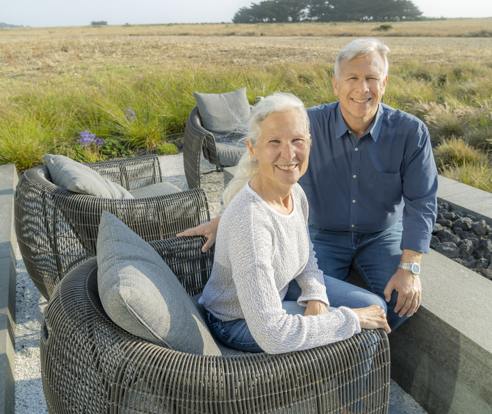 Kim Gassett-Schiller ’83, ’18H and her husband, Philip Schiller