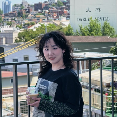 Jingwen Zhou profile photo by a fence 