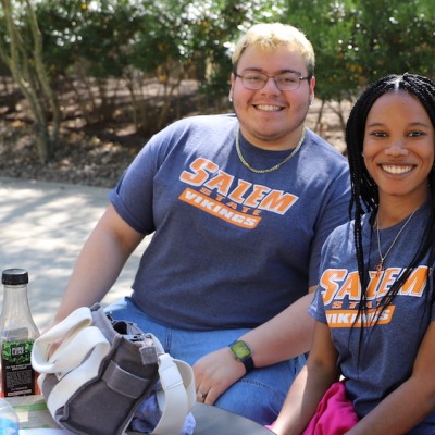 Welcome Week Students at Table