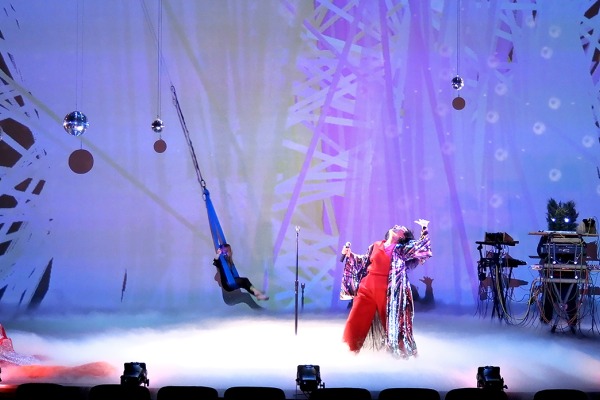 Izumonookunl dancer on stage