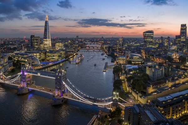 London skyline at dusk   Photo by Ilya Grigorik