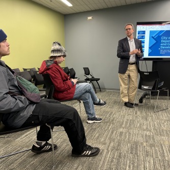 Salem City Planner Tom Daniels talks to geography and sustainability students at Salem City Hall